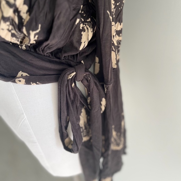 Free People Fiona Dark Grey Floral Beel Sleeve Blouse Size Small NWT - Picture 7 of 9
